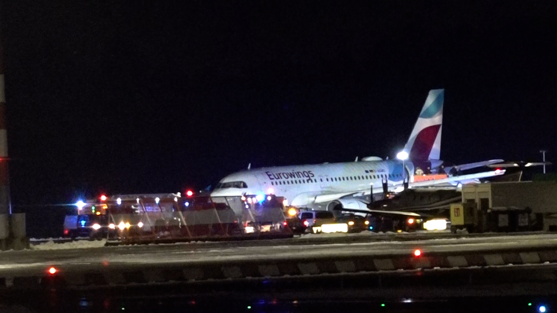 Schreck am Flughafen: Ein Airbus kam von der Landebahn ab und musste abgeschleppt werden.