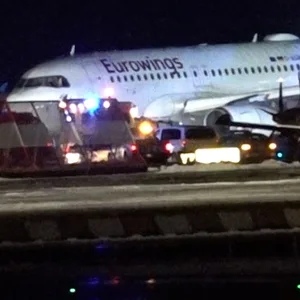 Schreck am Flughafen: Ein Airbus kam von der Landebahn ab und musste abgeschleppt werden.