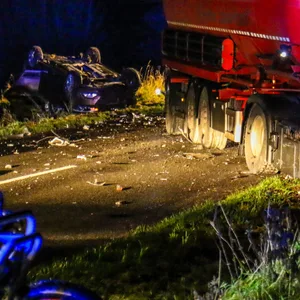 Bei dem Unfall in Stolk rutschte der Lkw in den Straßengraben. Der Pkw (l.) überschlug sich und blieb auf dem Dach liegen.