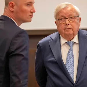 Der angeklagte Hamburger Banker Christian Olearius (r.) neben seinem Anwalt Rudolf Hübner im Bonner Landgericht.