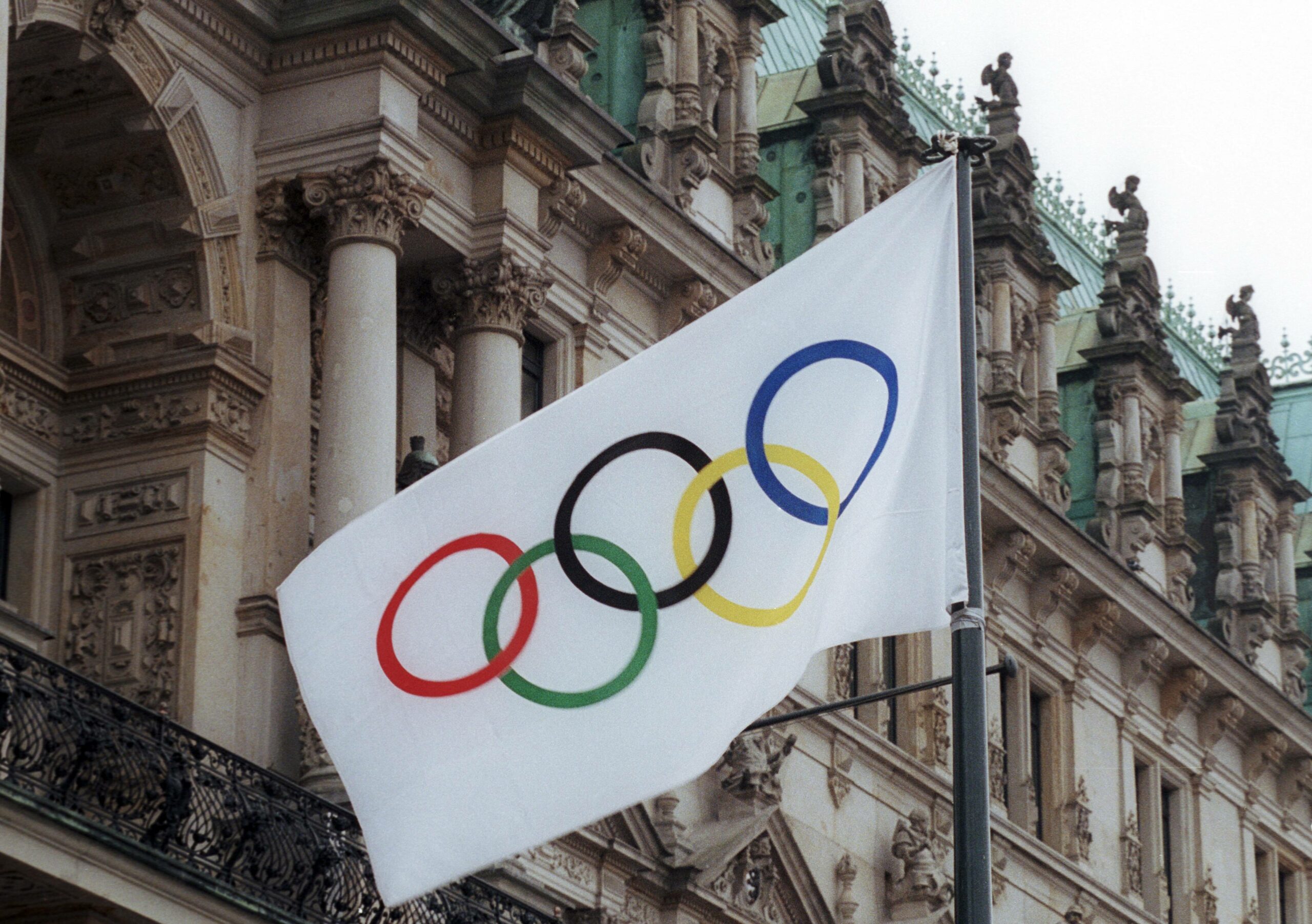 Die Olympia-Flagge weht vor dem Hamburger Rathaus.