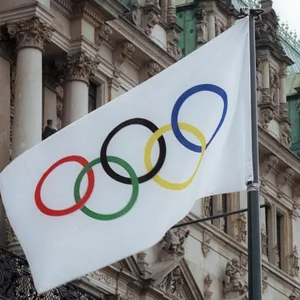 Die Olympia-Flagge weht vor dem Hamburger Rathaus.