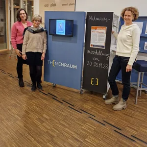 Karen Demuth (l., Frauenzimmer e. V.), Imma Terheyden-Breffka (WortOrt), und Barbara Eibelshäuser (Frauenzimmer e.V.) organisieren die Ausstellung „Meine Kraftquelle(n)“.