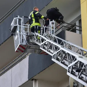 Über eine Drehleiter betraten Feuerwehr- und Polizeikräfte die Wohnung des Mannes in Buxtehude.