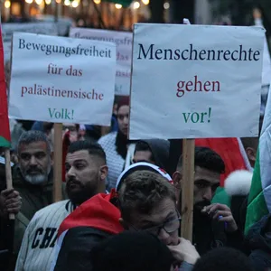 Demonstranten protestieren in St. Georg gegen den Krieg in Gaza.