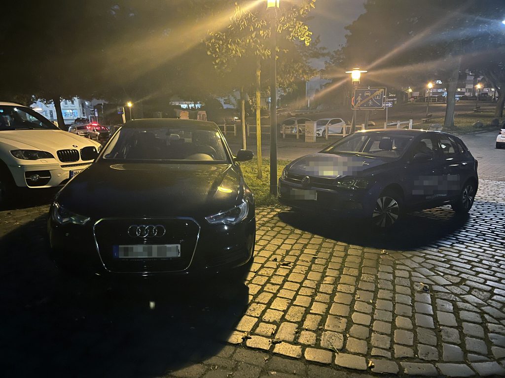 Rund um den Marktplatz wird wild geparkt – doch der Marktplatz darf nicht zum Abstellen von Autos genutzt werden.