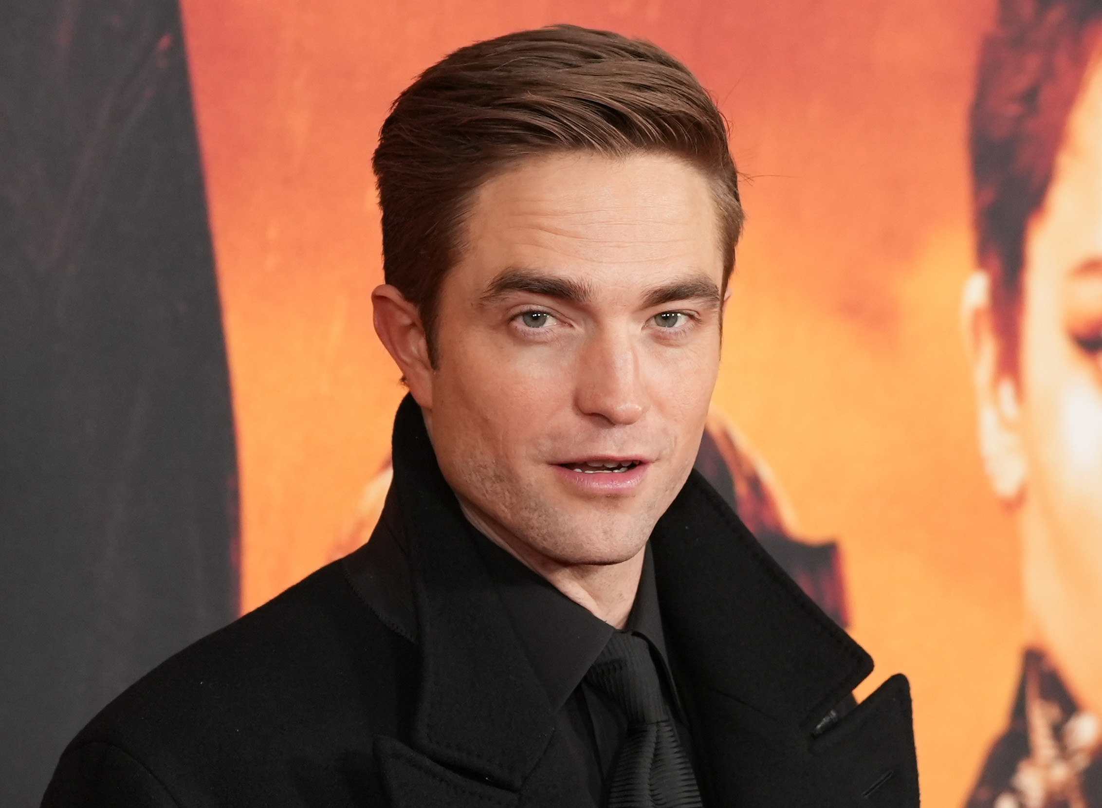 Lebe lieber ungemütlich: „Batman“-Star Robert Pattinson (37) hat monatelang in einem Schlauchboot geschlafen.
