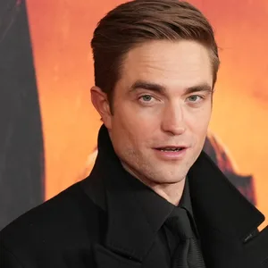 Lebe lieber ungemütlich: „Batman“-Star Robert Pattinson (37) hat monatelang in einem Schlauchboot geschlafen.