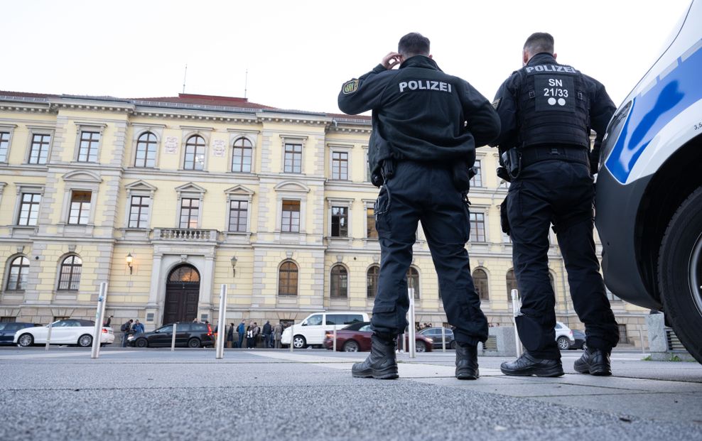 Polizisten beobachten das Landgericht in Leipzig vor Beginn des Prozesses gegen Gil Ofarim.