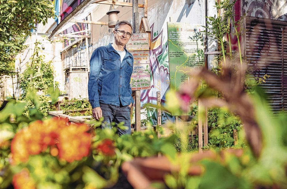 KEGA-Mitglied Marcus Flatten steht vor dem Bunker in Altona