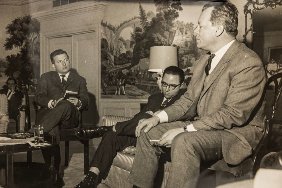 Um 1960 dürfte dieses Bild entstanden sein. Paul Otto Vogel (l.), damals Redakteur der „Westfälischen Rundschau“, interviewt Willy Brandt in Berlin.