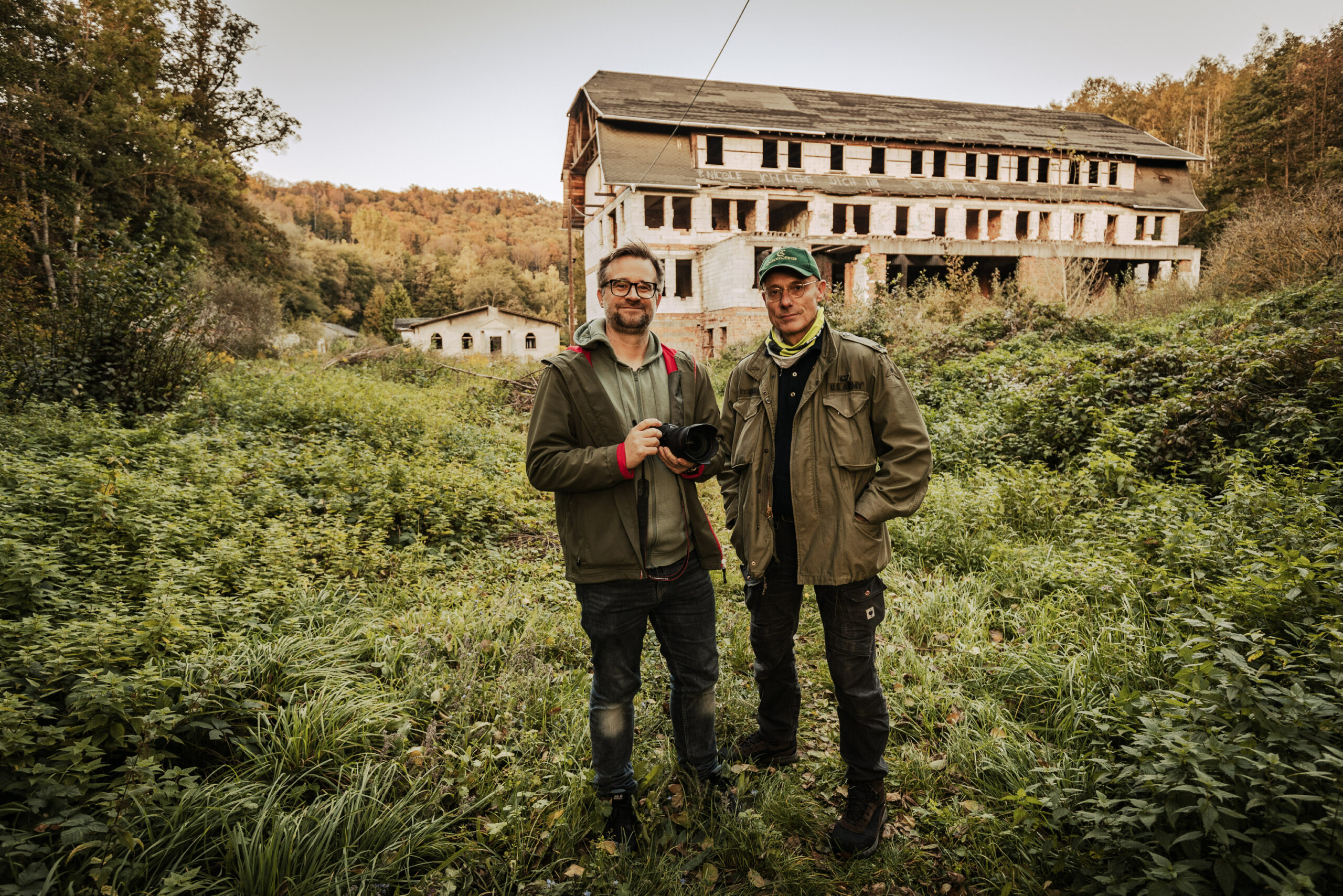 Florian Quandt und Thomas Hirschbiegel vor einer Hotel-Ruine bei Rottleberode (Südharz)