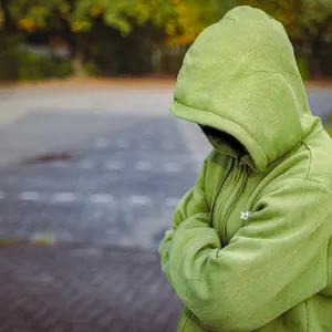 Fahrerin Michaela (Name von der Redaktion geändert) in einem grünen Kapuzenpullover, ihr Gesicht erkennt man nicht.