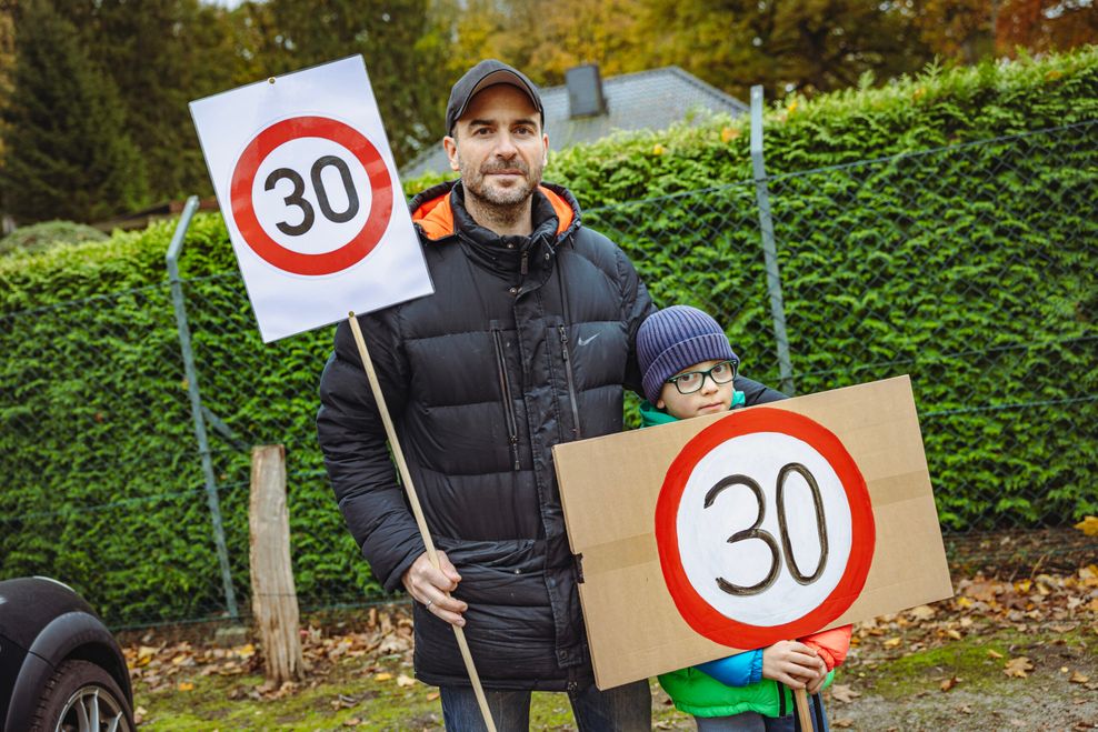 Auch die Kleinen demonstrieren schon: Marc Carrena (45) mit Sohn Matti (7).