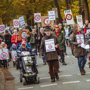 Mit zahlreichen Schildern zogen die Demonstranten die Hummelsbütteler Landstraße entlang.