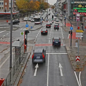 Die Kreuzung an den Mundsburg-Towers: Rot markierte Radwege sollen für mehr Sicherheit sorgen.