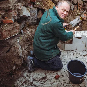 Archäologe und Ausgrabungsleiter Kay-Peter Suchowa legt die Mikwa der Bornplatz-Synagoge frei