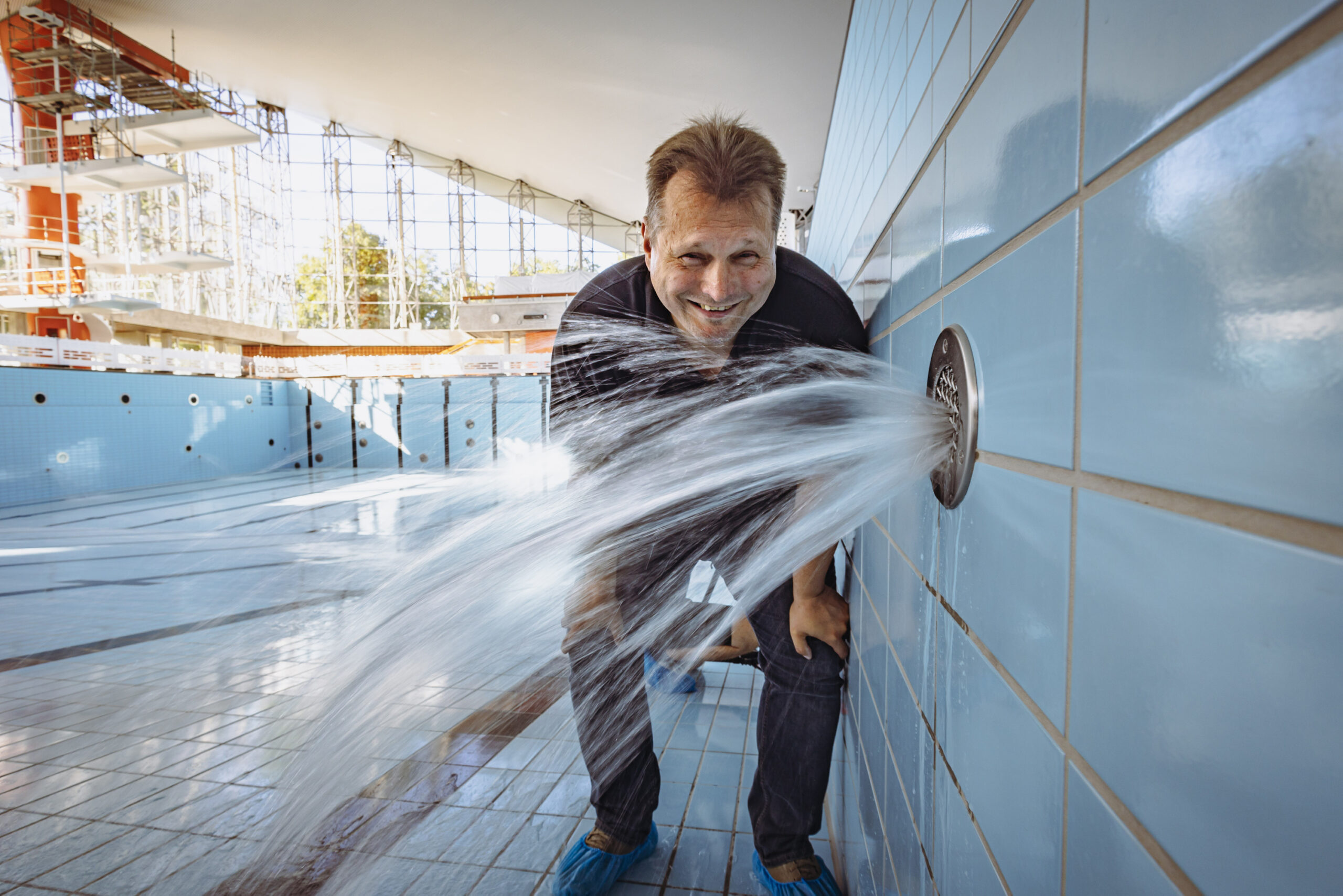 Schwimmbadleiter Björn Seemann freut sich, dass endlich auch das große Sportbecken mit Wasser befüllt wird.