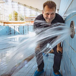 Schwimmbadleiter Björn Seemann freut sich, dass endlich auch das große Sportbecken mit Wasser befüllt wird.