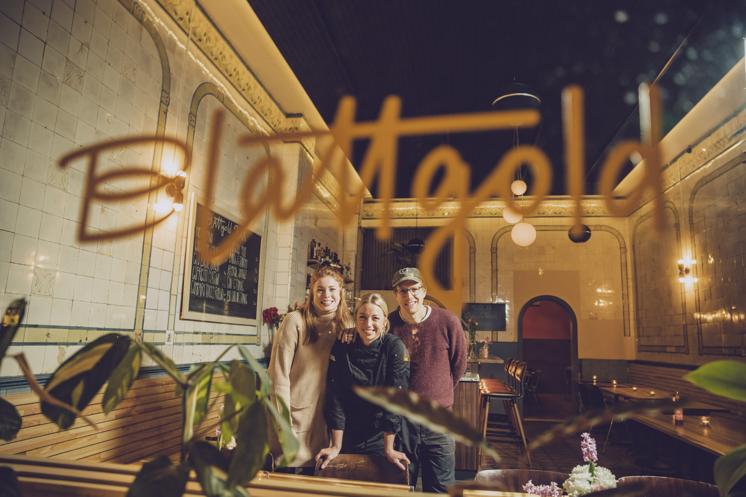 Ronja (30), Zora (33) und Oliver (40) Klipp sind Geschäftsführer im „Blattgold“, Bar und Restaurant im ehemaligen „Saal 2“ am Schulterblatt.