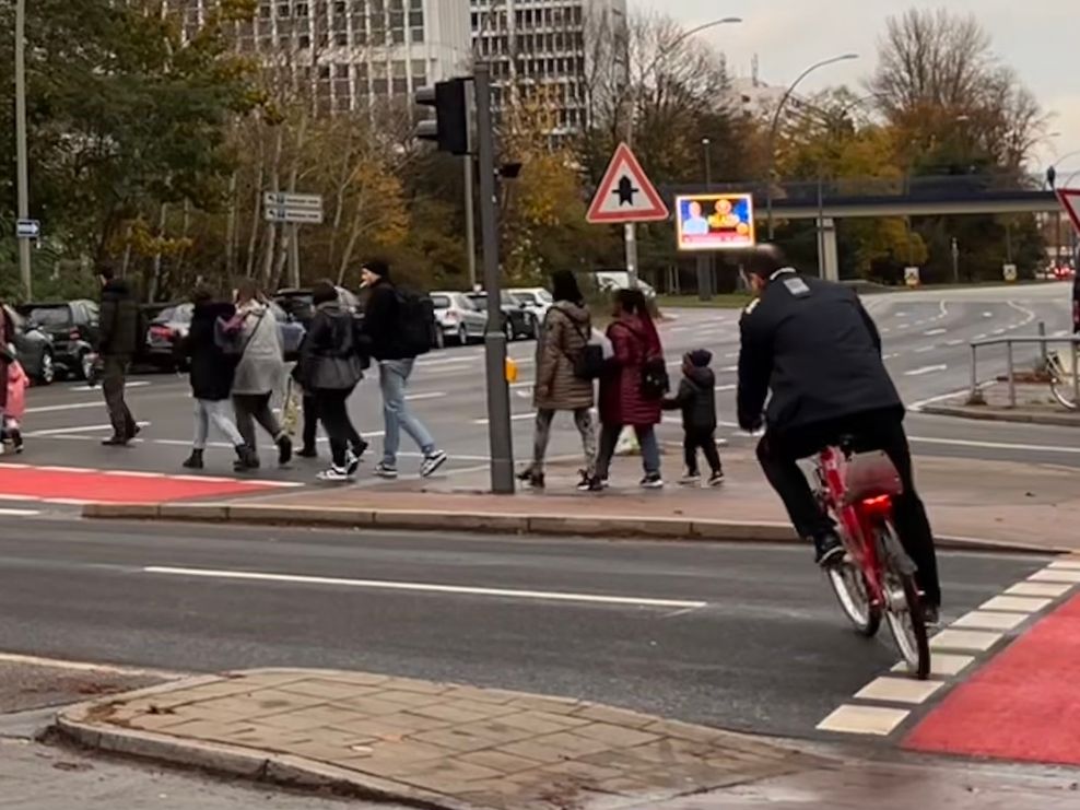 Nicht alle Verkehrsteilnehmer halten sich an die vorgegeben Wege – so wie dieser Radfahrer, der die Kurve schneidet.