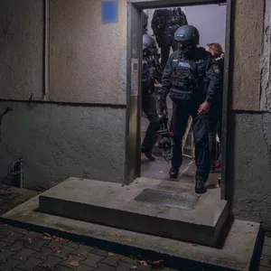 Polizisten bei einer Razzia (Symbolbild).