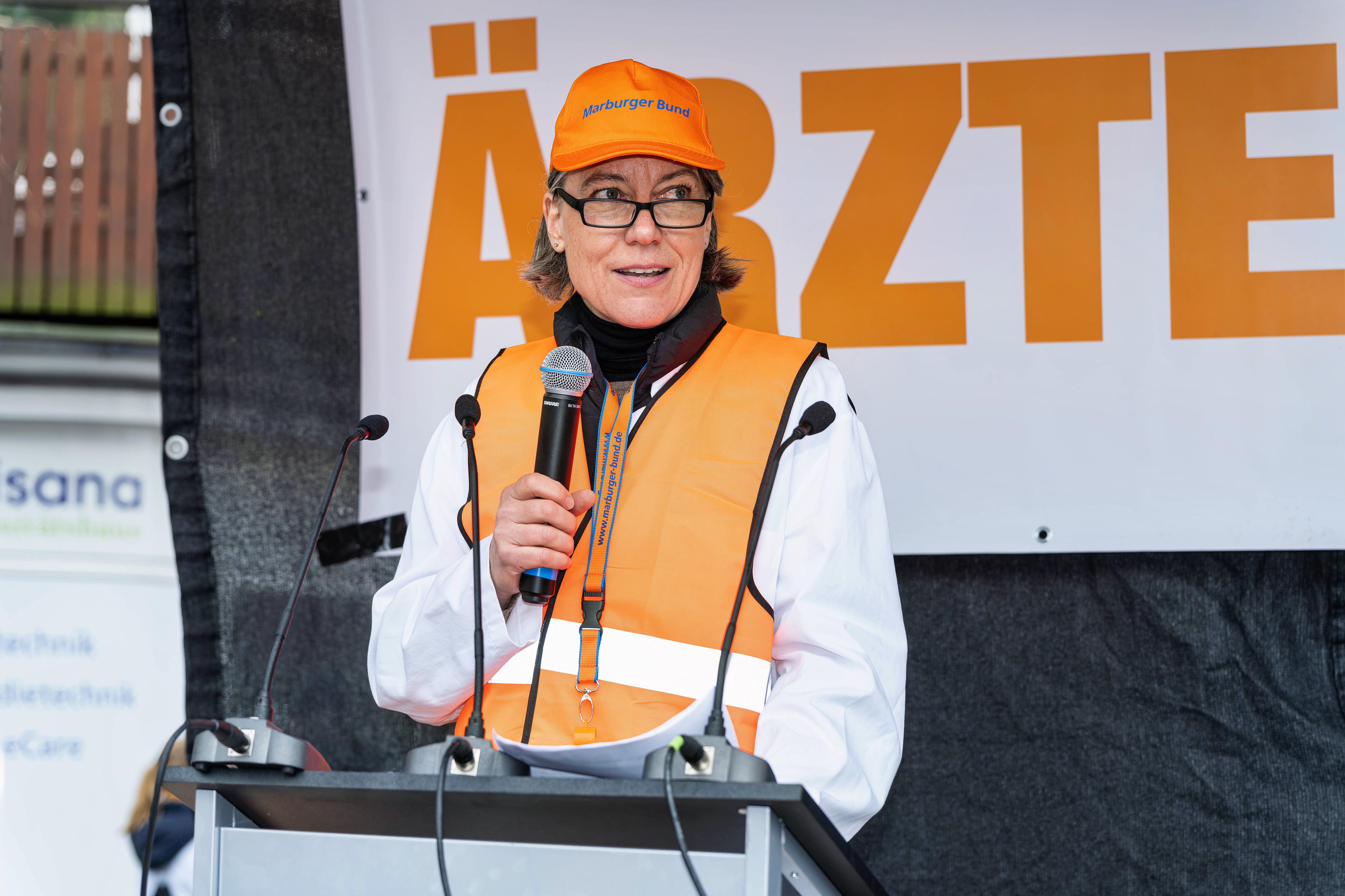 Hamburger Ärztin Franziska Schlosser bei einem Warnstreik im März