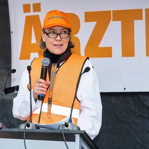 Hamburger Ärztin Franziska Schlosser bei einem Warnstreik im März
