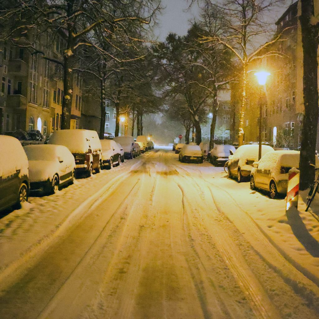 Schneebedeckte Autos in der Kieler Innenstadt.
