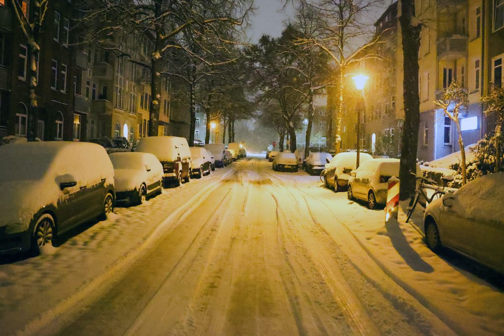 Schneebedeckte Autos in der Kieler Innenstadt.