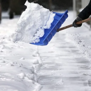 Schneeschippen ist für viele Menschen nicht ungefährlich – die Kälte belastet das Herz-Kreislauf-System.