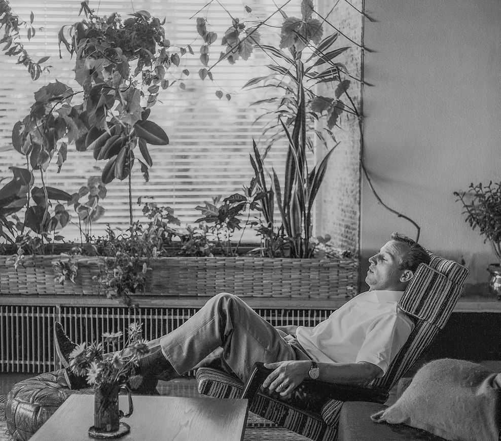 Uwe Seeler auf dem Sofa