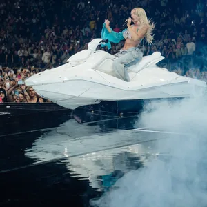 Bei „Hoes up, G’s down“ fährt Shirin David mit einem Jetski über die Bühne.