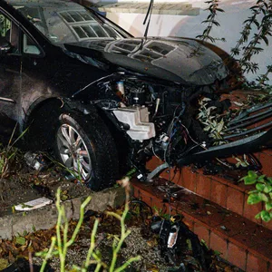 Aufnahme der Unfallstelle mit dem demolierten VW Touran