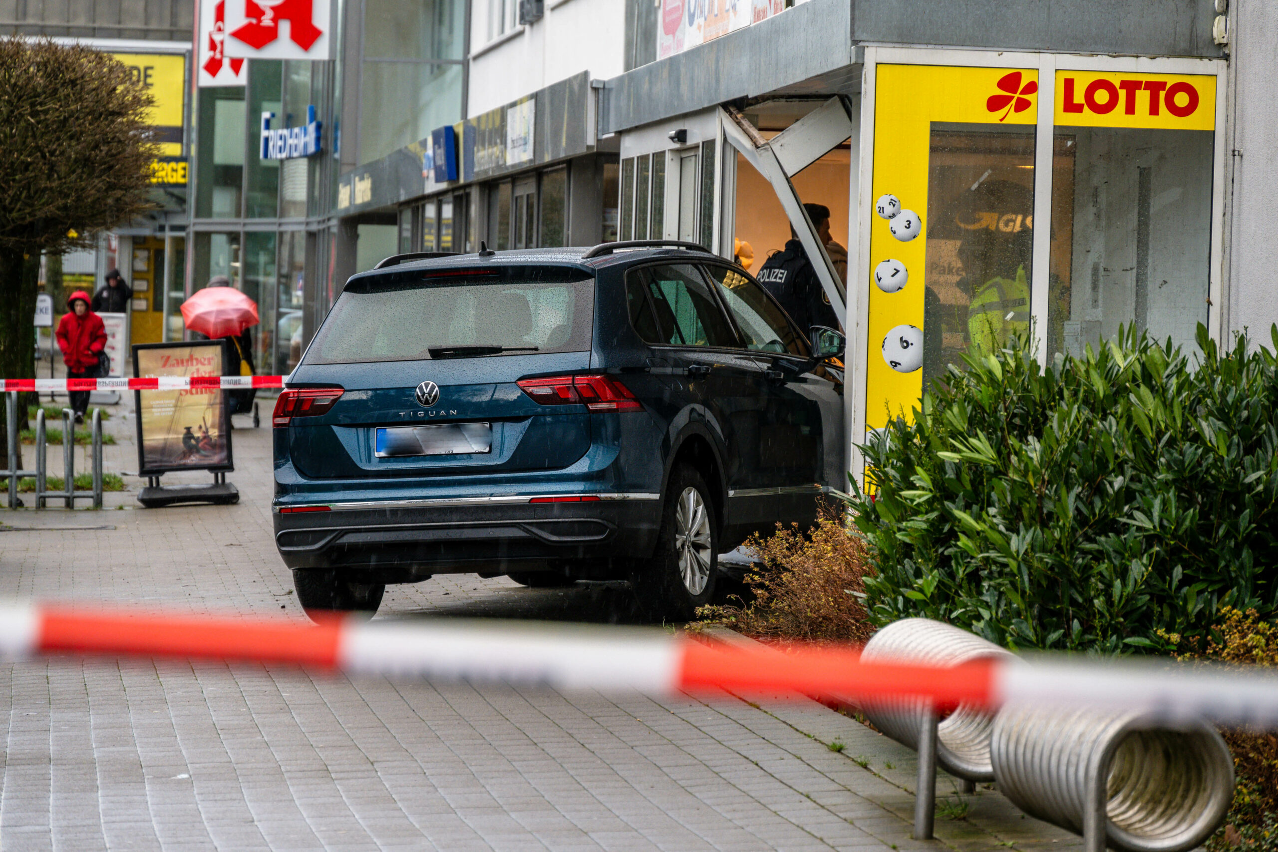 erkrankung am Lenkrad – Autofahrer rast in Flensburg in Geschäft