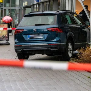 erkrankung am Lenkrad – Autofahrer rast in Flensburg in Geschäft