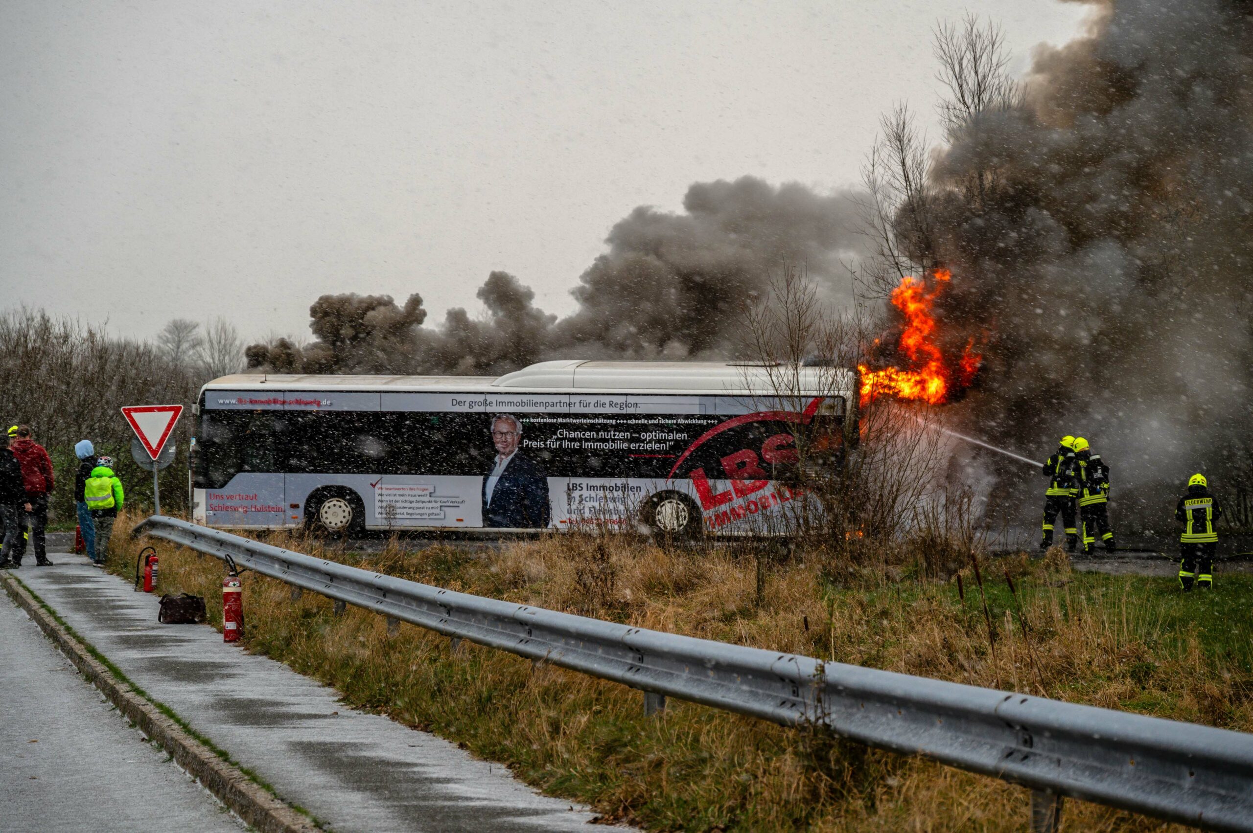 Linienbus im Norden in Flammen – Fahrer rettet zwei Kinder