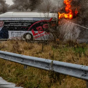 Linienbus im Norden in Flammen – Fahrer rettet zwei Kinder