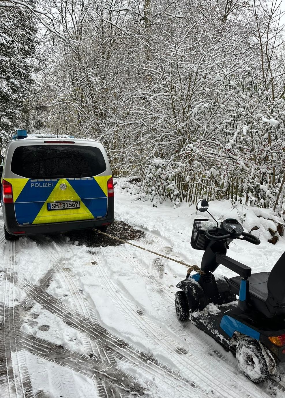 Die Frau steckte mit ihrem Elektro-Rollstuhl im Schnee fest.