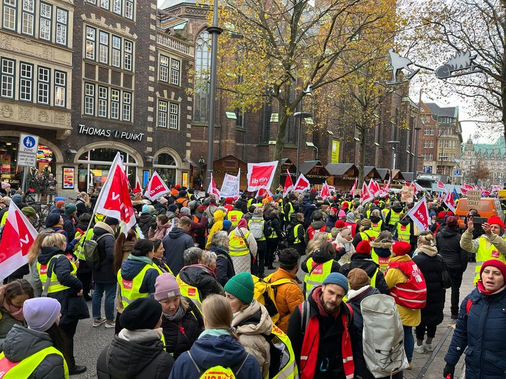 Der Demonstrationszug der Beschäftigten des öffentlichen Dienstes auf der Mönckebergstraße.