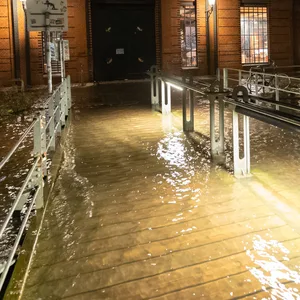 Sturmflut in Hamburg: Land unter am Fischmarkt.