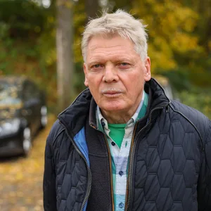 Joachim Begemann steht vor der Stelle, an der er seine Knöllchen kassiert hat.