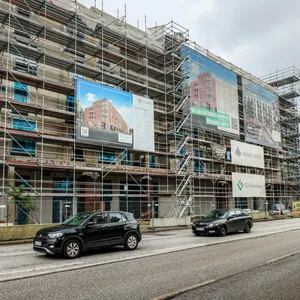 Das eingerüstete „Bahrenfelder Carrée“ an der Von-Sauer-Straße