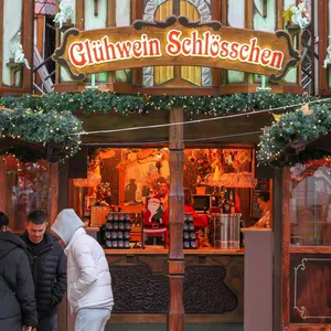 Auf dem Markt an der Mönckebergstraße wartet gar ein „Glühwein Schlösschen“ auf die Gäste.