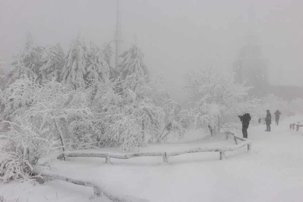 Fußgänger auf dem Großen Feldberg im Taunus. Aktuell wird in der Region vor dem Aufenthalt in Wäldern dringend gewarnt – es besteht Lebensgefahr durch umstürzende Bäume.