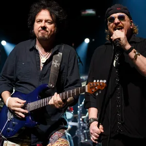 Gitarrist Steve Lukather (l.) and Sänger Joseph Williams von Toto live 2015.
