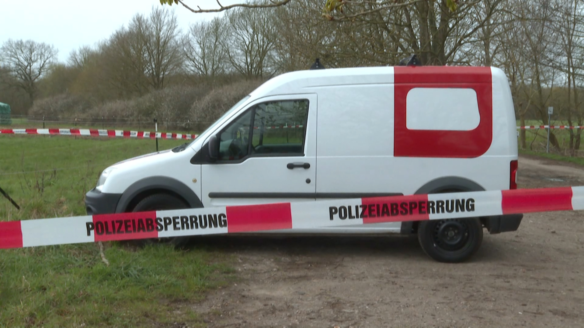 Ein Kastenwagen steht nach dem Überfall auf einen Geldtransporter in Lübeck in Tatortnähe.