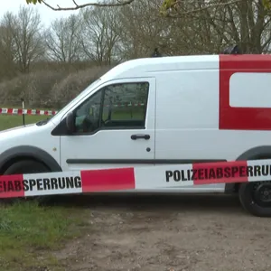 Ein Kastenwagen steht nach dem Überfall auf einen Geldtransporter in Lübeck in Tatortnähe.