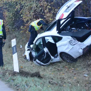 Wagen liegt neben der Autobahn