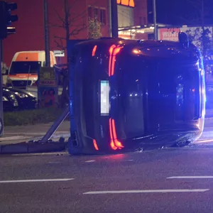 Der BMW kippte bei dem Unfall an der Kreuzung zur Seite.
